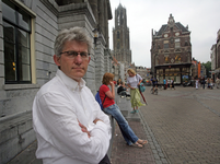 818198 Portret van drs. H.P.A.M. (Harrie) Bosch, directeur Welzijn in de gemeente Utrecht (1992 - 1998), regionaal ...